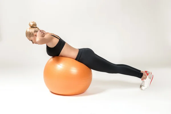 Jovem mulher treinando com fitball — Fotografia de Stock