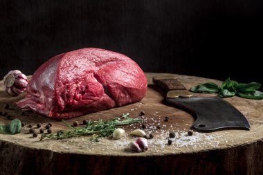Ahşap masa üzerinde sulu ham sığır eti biftek