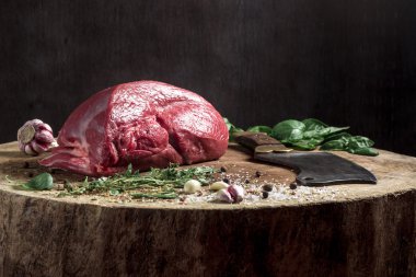 Ahşap masa üzerinde sulu ham sığır eti biftek