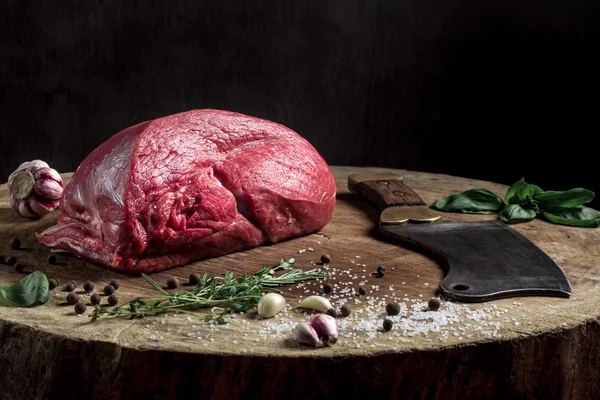 Šťavnatý hovězí steak na dřevěný stůl — Stock fotografie