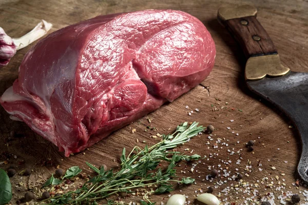 Šťavnatý hovězí steak na dřevěný stůl — Stock fotografie