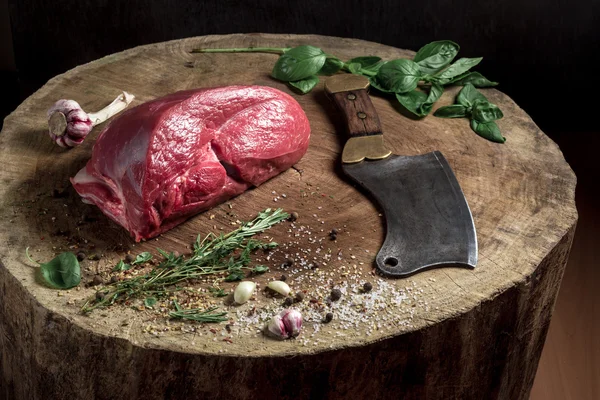 Carne de res cruda jugosa en mesa de madera — Foto de Stock