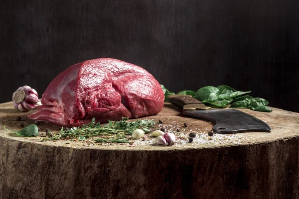 Šťavnatý hovězí steak na dřevěný stůl — Stock fotografie