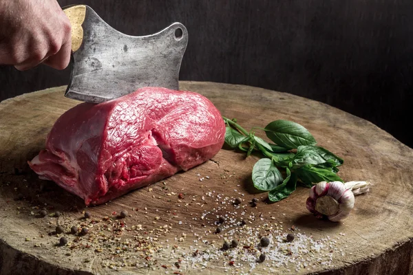 Šťavnatý hovězí steak na dřevěný stůl — Stock fotografie