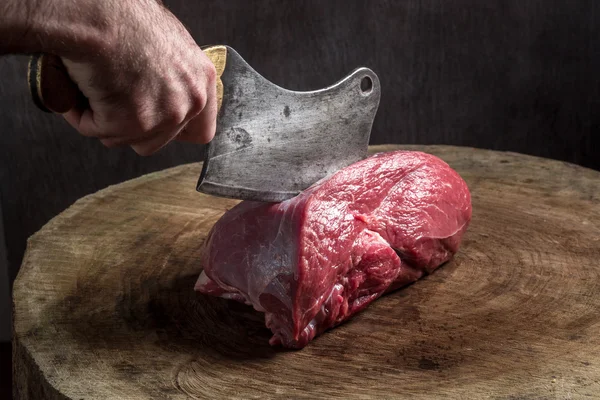 Carne de res cruda jugosa en mesa de madera — Foto de Stock