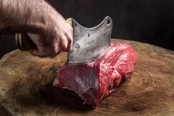 Сочный стейк из говядины на деревянном столе — стоковое фото