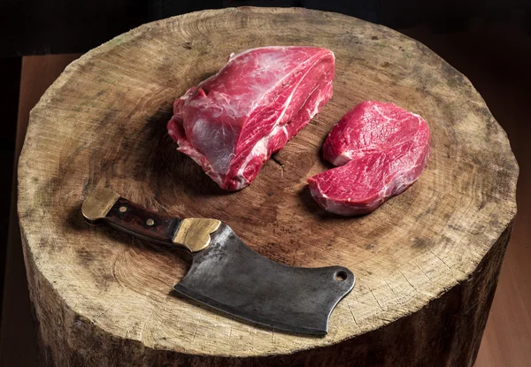 Соковитий сирий яловичий стейк на дерев'яному столі — стокове фото