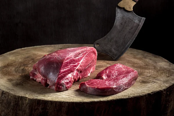 Šťavnatý hovězí steak na dřevěný stůl — Stock fotografie