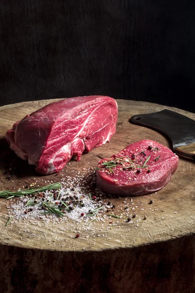 Šťavnatý hovězí steak na dřevěný stůl — Stock fotografie