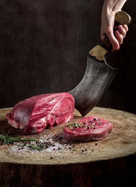 Сочный стейк из говядины на деревянном столе — стоковое фото
