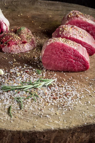 Šťavnatý hovězí steak na dřevěný stůl — Stock fotografie