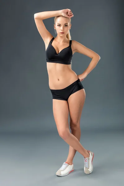 Junge schöne Frau in Fitnessbekleidung trainierten weiblichen Körper — Stockfoto