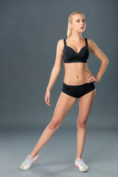 Молодая красивая женщина в спортивной одежде тренированное женское тело — стоковое фото