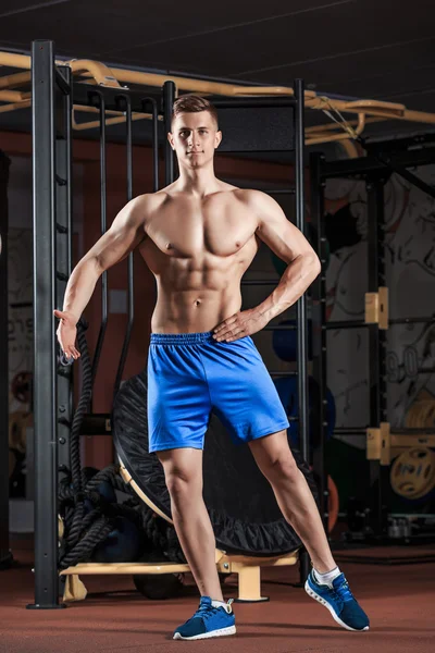Man staan sterk in de sportschool en buigen van de spieren — Stockfoto