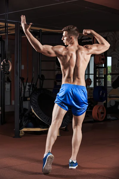 체육관에서 강한 서 고 근육을 flexing 남자 — 스톡 사진