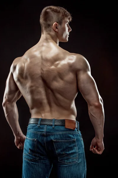 Muskulöse Bodybuilder Kerl tun posieren über schwarzem Hintergrund — Stockfoto