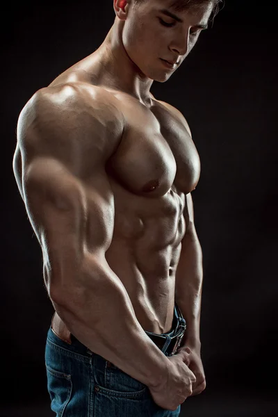 Gespierde bodybuilder vent doet poseren op zwarte achtergrond — Stockfoto
