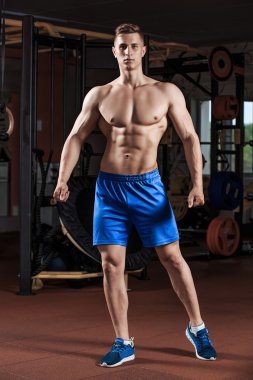 Spor salonunda güçlü duran ve kasların esneme dostum