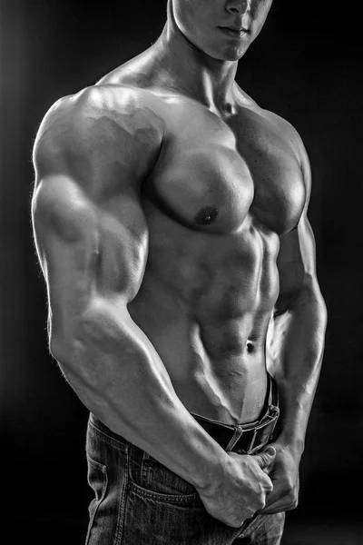 Muskulöse Bodybuilder Kerl tun posieren über schwarzem Hintergrund — Stockfoto