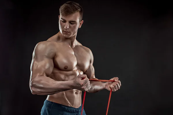 Hombre atlético joven haciendo ejercicio —  Fotos de Stock