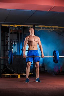 Halter alıştırmalar yapan genç erkek