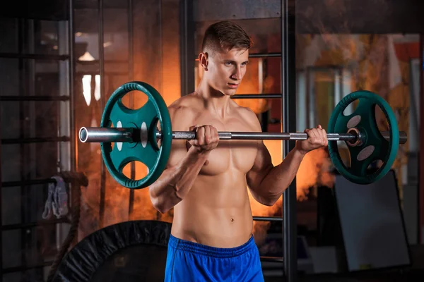 Jovem fazendo exercícios com barbell — Fotografia de Stock