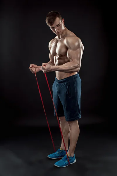 Hombre atlético joven ejercitando y haciendo ejercicio físico —  Fotos de Stock