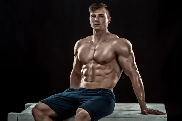 年轻肌肉发达的男人翻转框 — 图库照片