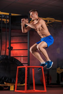 Gömleksiz adam blokta atlama