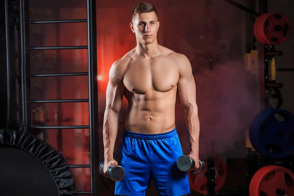 Man doing heavy weight exercise with dumbbells in gym — Stock Photo, Image