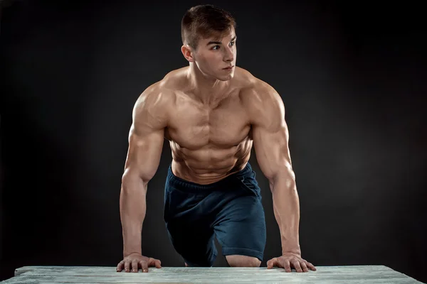 Jovem homem muscular lançando caixa — Fotografia de Stock