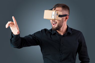 Vr kulaklık gözlük kullanan genç adam