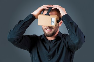 Vr kulaklık gözlük kullanan genç adam