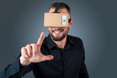 Vr kulaklık gözlük kullanan genç adam