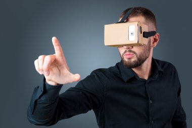 Vr kulaklık gözlük kullanan genç adam