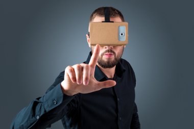 Vr kulaklık gözlük kullanan genç adam