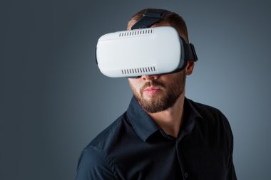 Vr kulaklık gözlük kullanan genç adam