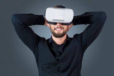 Vr kulaklık gözlük kullanan genç adam