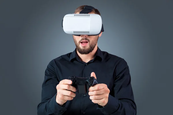 Hombre joven con gafas de realidad virtual — Foto de Stock