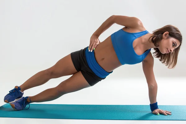 Sportliches, flexibles Mädchen bei Stretching-Übungen — Stockfoto