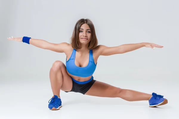 Deportiva chica flexible haciendo ejercicio de estiramiento — Foto de Stock
