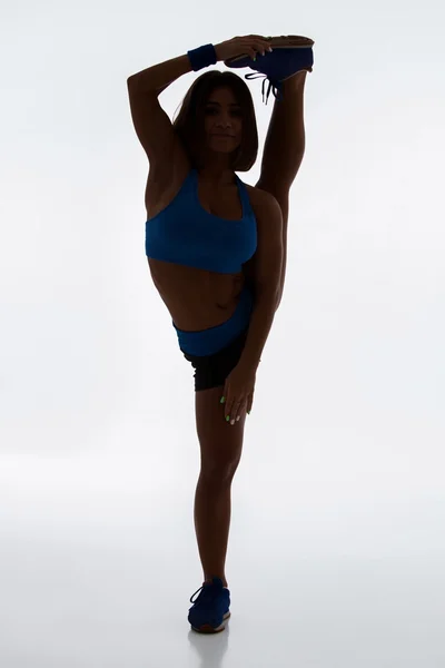 Deportiva chica flexible haciendo ejercicio de estiramiento — Foto de Stock