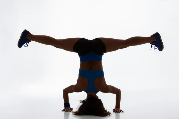 Menina flexível desportiva fazendo exercício de alongamento — Fotografia de Stock