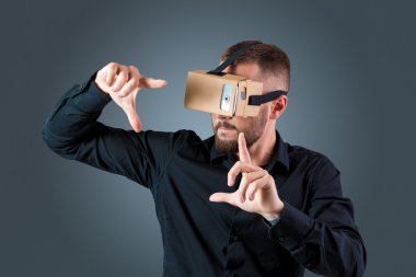 Vr kulaklık gözlük kullanan genç adam