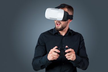 Vr kulaklık gözlük kullanan genç adam