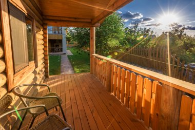 Gün batımında pergola ile güzel modern teras salonu