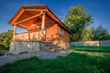 Ahşap evin önündeki çayır ile