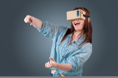 Vr kulaklık gözlük kullanan genç kadın