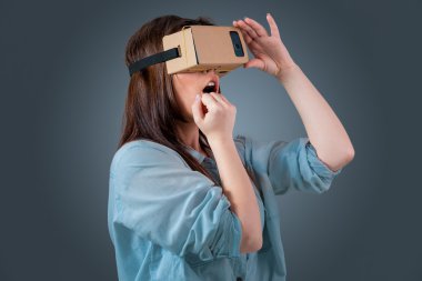 Vr kulaklık gözlük kullanan genç kadın