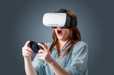 Vr kulaklık gözlük kullanan genç kadın